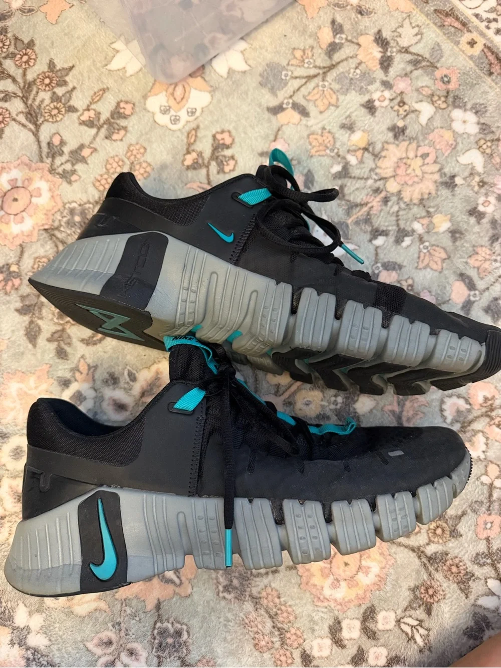 Nike Men's Black and Teal Metcon Free